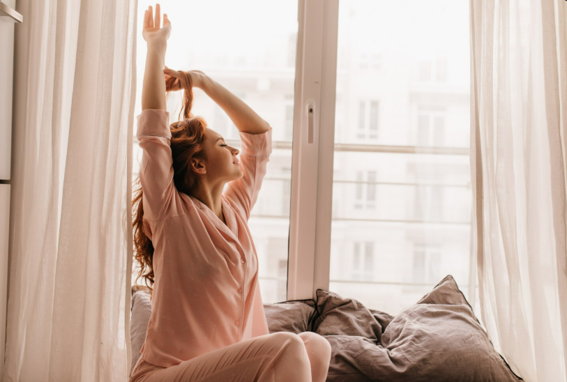 Relaxamento matinal para saúde e bem-estar, dicas de autocuidado e equilíbrio emocional.