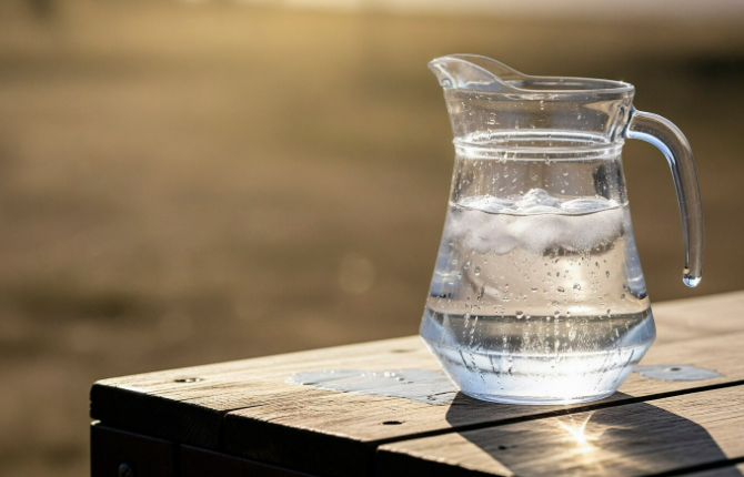 Água pura e cristalina, fonte de hidratação e saúde natural.