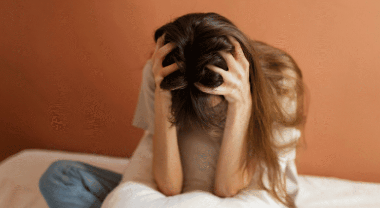 Ansiedade, estresse, mulher com cabeça nas mãos, sofrimento emocional, saúde mental, terapia, bem-estar emocional, ansiedade e depressão, saúde em foco.