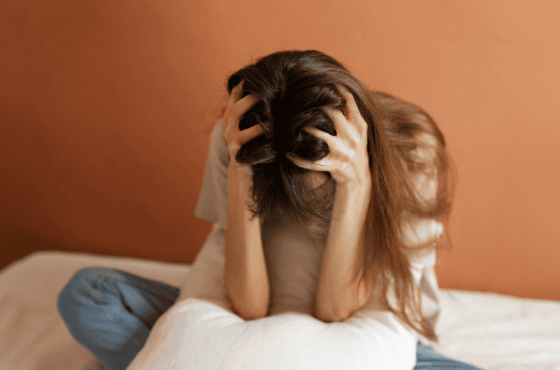 Ansiedade, estresse, mulher com cabeça nas mãos, sofrimento emocional, saúde mental, terapia, bem-estar emocional, ansiedade e depressão, saúde em foco.