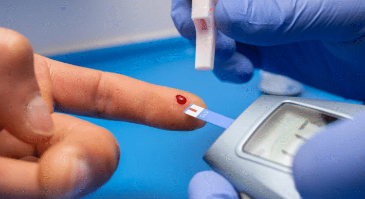 Nível de glicose no sangue sendo testado com glicômetro e tiras de teste.
