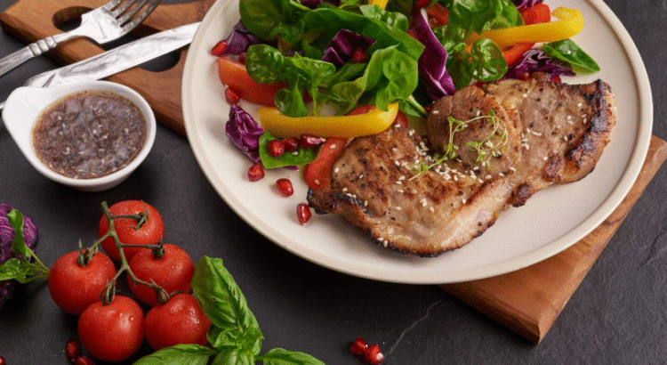 Saboroso prato saudável com carne, salada fresca e ingredientes naturais para bem-estar.