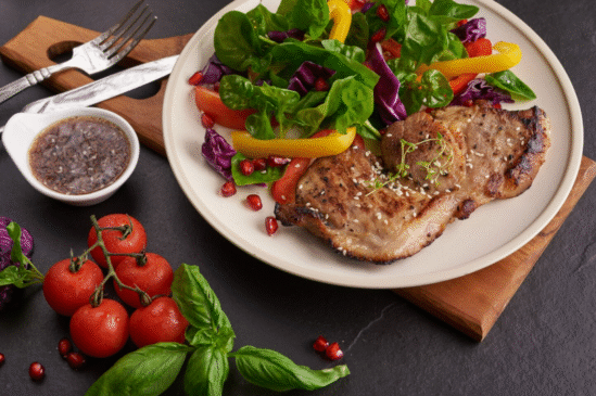 Saboroso prato saudável com carne, salada fresca e ingredientes naturais para bem-estar.